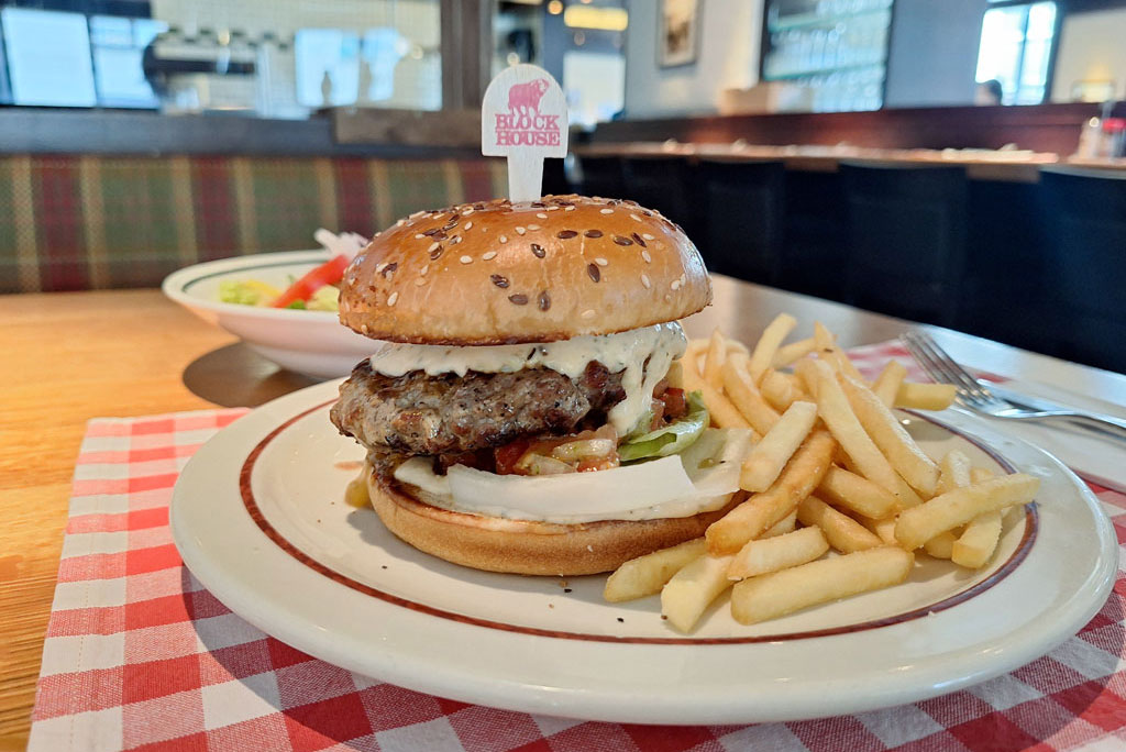 Lunch Time Cheeseburger Classic mit Pommes Frites - Block House am Naschmarkt Lunch Time Cheeseburger Classic mit Pommes Frites - Block House am Naschmarkt
