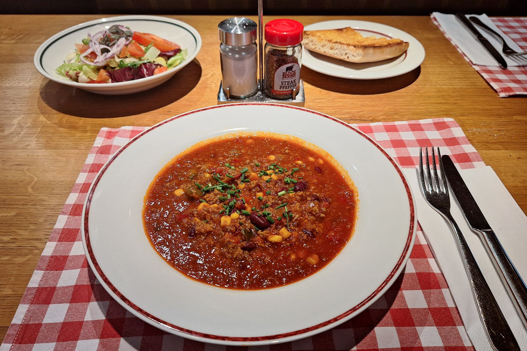 Lunch Time Chili con Carne, würzig und aromatisch, mit BLOCK HOUSE Brot und Sour Cream Lunch Time Chili con Carne, würzig und aromatisch, mit BLOCK HOUSE Brot und Sour Cream