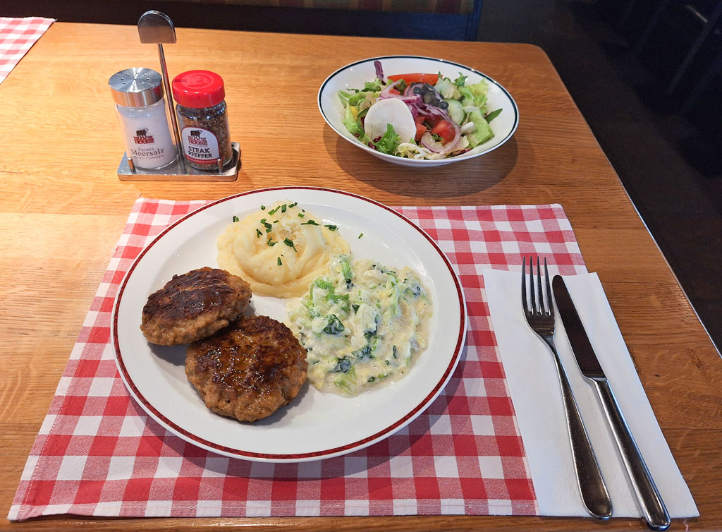 Lunch Time Faschierte Laibchen mit Wirsing in Rahm und cremigem Kartoffelpüree - Block House am Naschmarkt Lunch Time Faschierte Laibchen mit Wirsing in Rahm und cremigem Kartoffelpüree - Block House am Naschmarkt