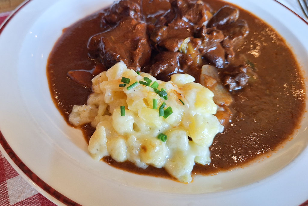 Kartoffelgratin zu Lunch Time Lammgulasch - Block House am Naschmarkt Kartoffelgratin zu Lunch Time Lammgulasch - Block House am Naschmarkt