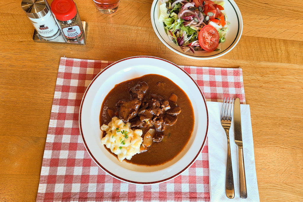 Lunch Time Lammgulasch, zart und aromatisch, mit cremigem Kartoffelgratin - Block House am Naschmarkt