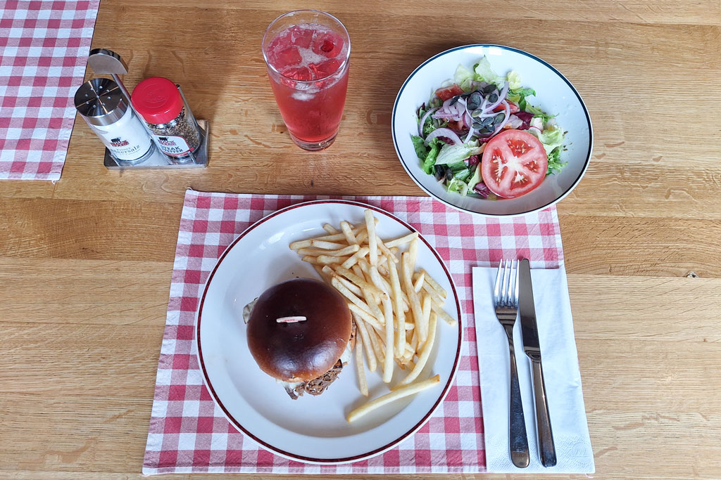 Lunch Time Pulled Beef Burger mit Barbecue-Steaksauce  und knusprigen Pommes frites - Block House am Naschmarkt