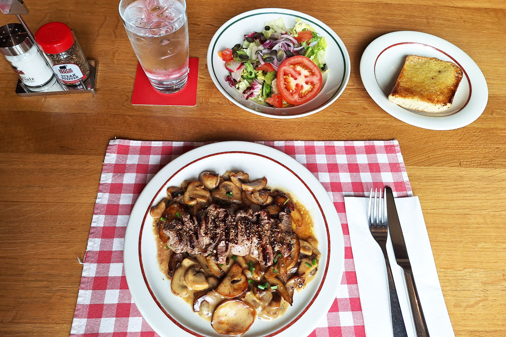 Lunch Time Rindfleisch-Streifen und Pilzmix, zarte Rindfleischstreifen mit Pilzvariation in Buttersauce, dazu BLOCK HOUSE Brot - Block House am Naschmarkt