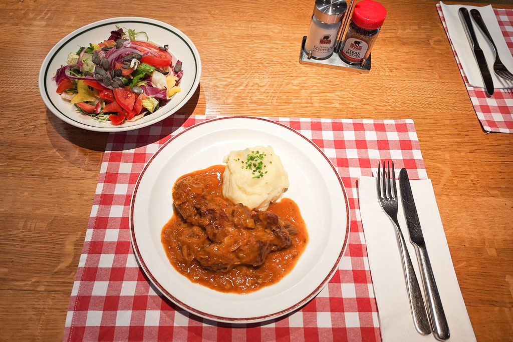 Lunch Time Szegediner Gulasch - zart geschmorte Rindfleischwürfel in Sauerkraut, dazu Kartoffelpüree - Block House am Naschmarkt